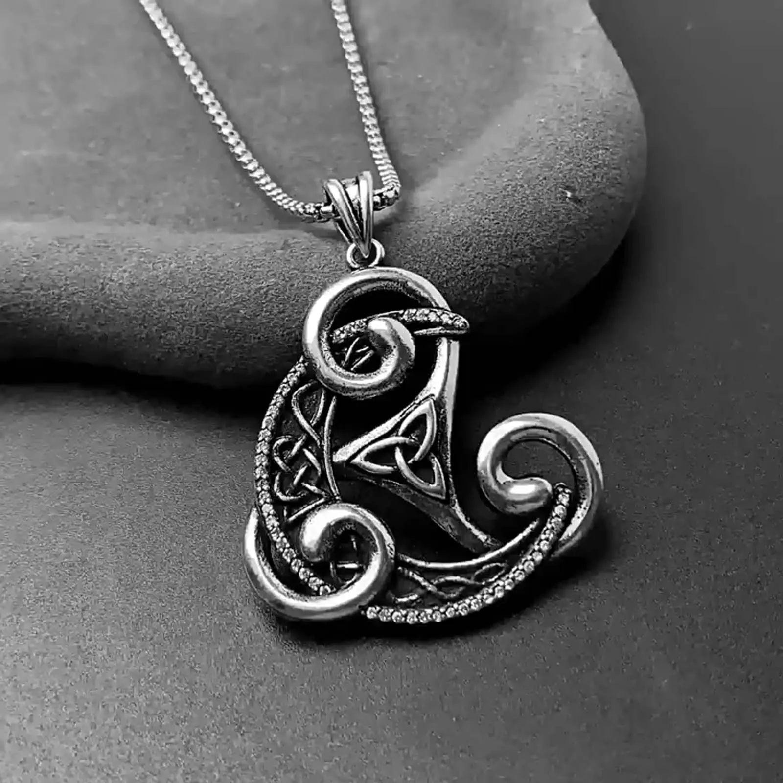 Witch Knot Necklace for Adults, Auspicious Hollow Triangle Pendant with Synthetic Gemstone, Wonderful Casual Link Chain for Daily Wear, Wonderful Necklace, Metal Coating, Synthetic/Simulated Coloured Gemstone, Unisex, Versatile Appeal