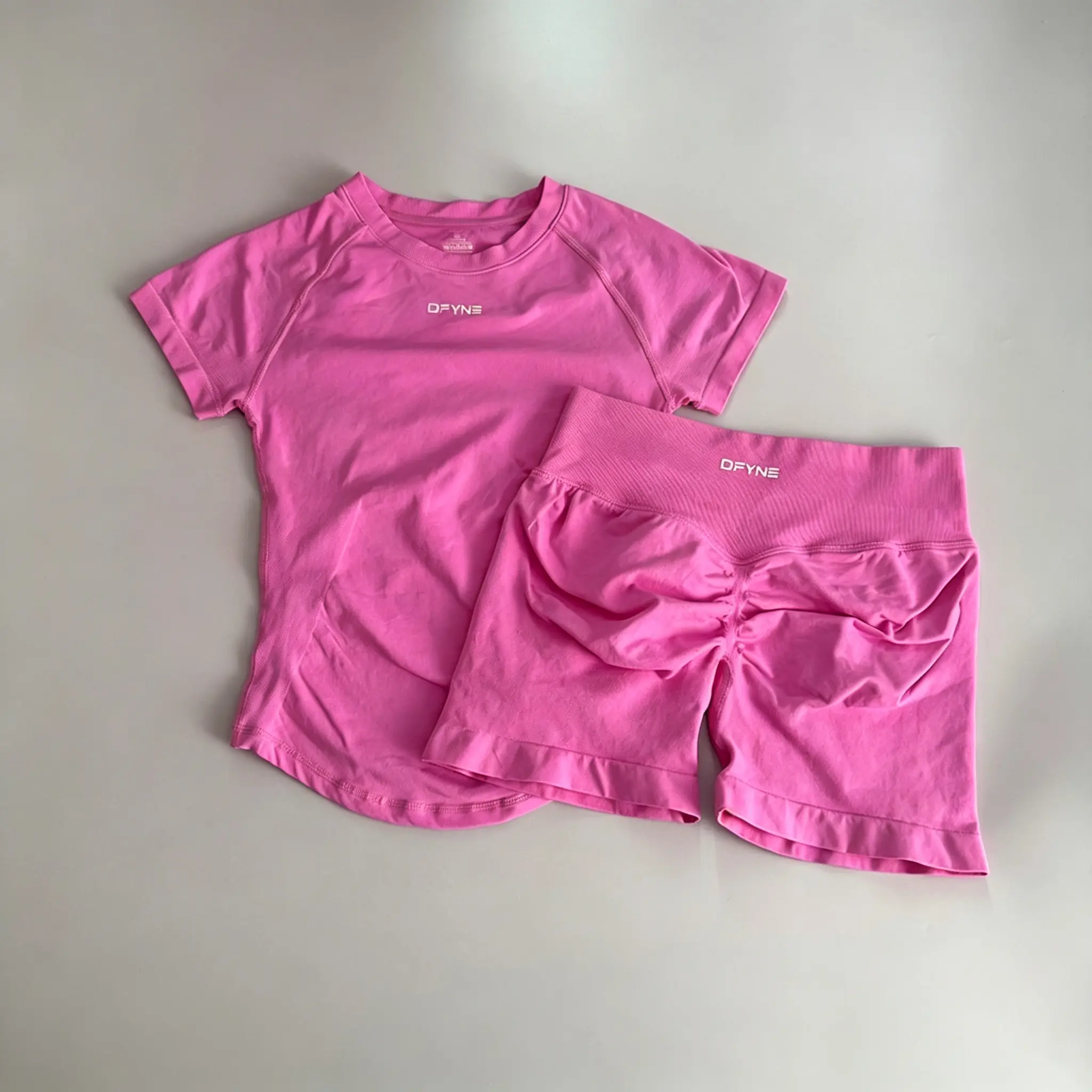 DFYNE Women's Seamless 2 Piece Workout Set - Short Sleeve Crop Top & High Waisted Scrunch Biker Shorts