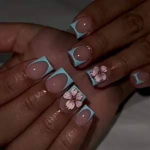 24 Pcs Short Square Nails, Light Blue French Tip, 3D Flower Details, Y2K Glossy False Nails, Reusable, Includes Jelly Glue & Nail File, Glossy Fake Nails