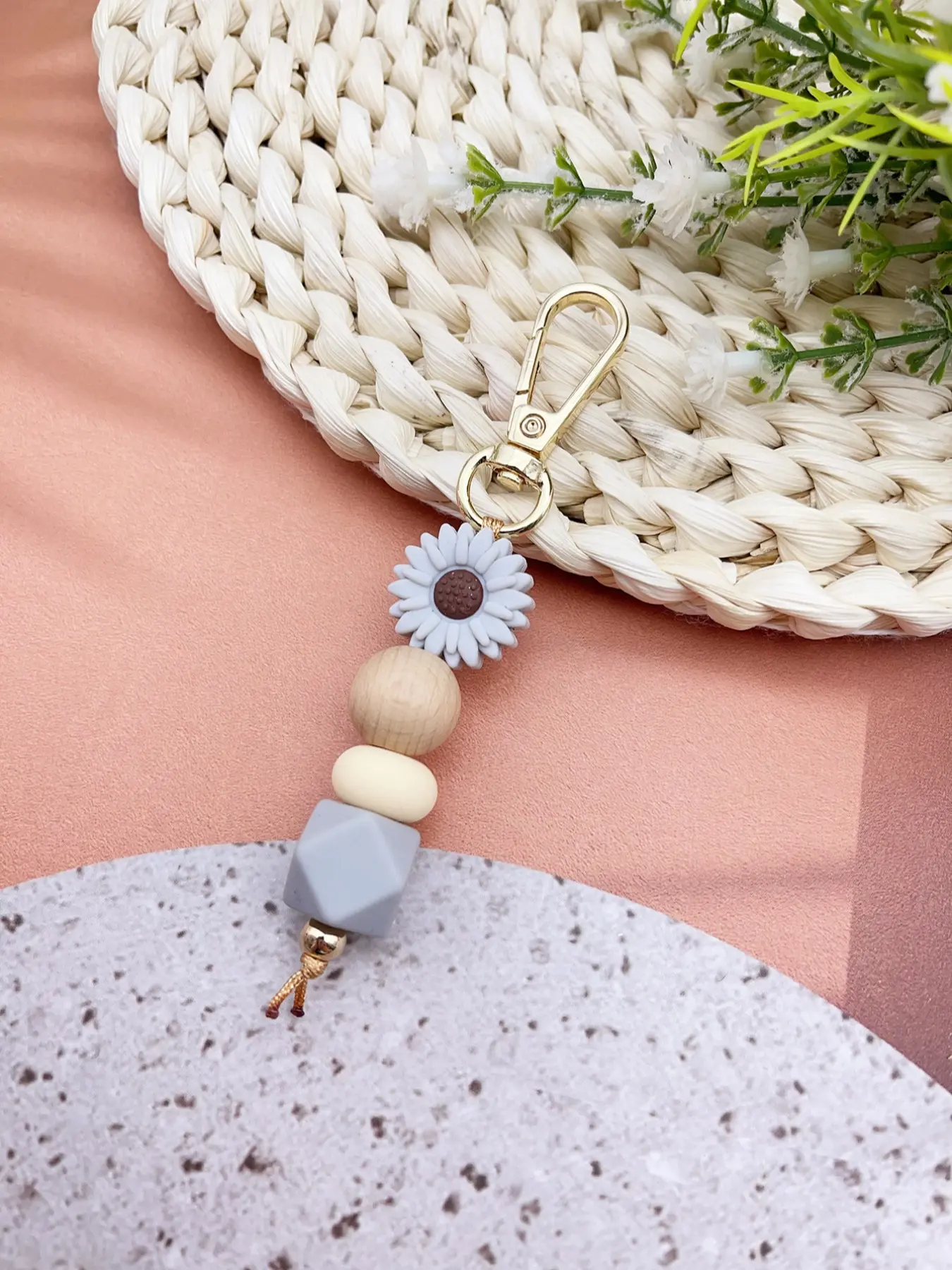 Fashion Elegant Daisy Silicone Keychain, Flower Keychain, Floral Pattern Keychain, Floral Beaded Bag Charm, Teacher Gift Car Pendant, Friend Present, All Seasons Fashion Elegant Daisy Silicone Keychain, Flower Keychain, Floral Pattern Keychain, Floral Beaded Bag Charm, Teacher Gift Car Pendant, Friend Present, All Seasons