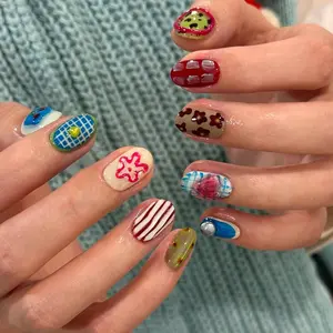 24 pcs of oval-shaped, playful, retro-style artificial nails with colorful candy, khaki, five-petal flower, playful American style, burgundy, blue and white patterns, ins-style, 3D irregular stars, red cherries, green hearts press on nails