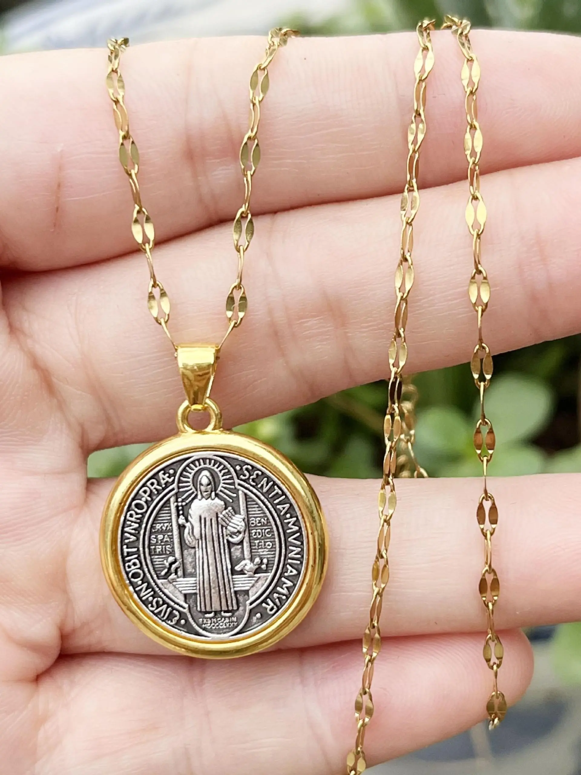 Vintage Saint Benedict Round Pendant Stainless Steel Faith Necklace for Men Women, Unisex, Fashion Casual Versatile Prayer Jewelry, Exquisite Jewelry Gift