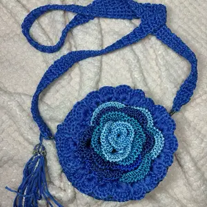 Mini bolso crochet azul con flor degradada