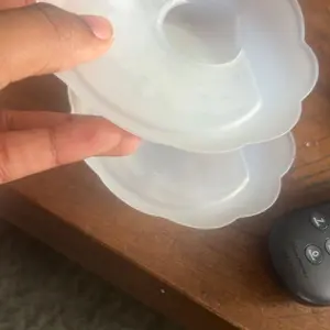 haakaa Petal Soft Silicone Milk Collector, Discreet Milk Catcher, Leak-Protection Breast Milk Saver, Reusable Breast Shells Milk Collection Cup for Breastfeeding with Cleaning Brush