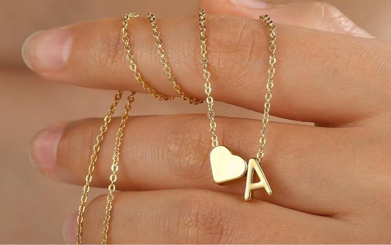 European and American fashion heart-shaped necklace with 26 English letters, simple and versatile, heart-shaped short collarbone chain