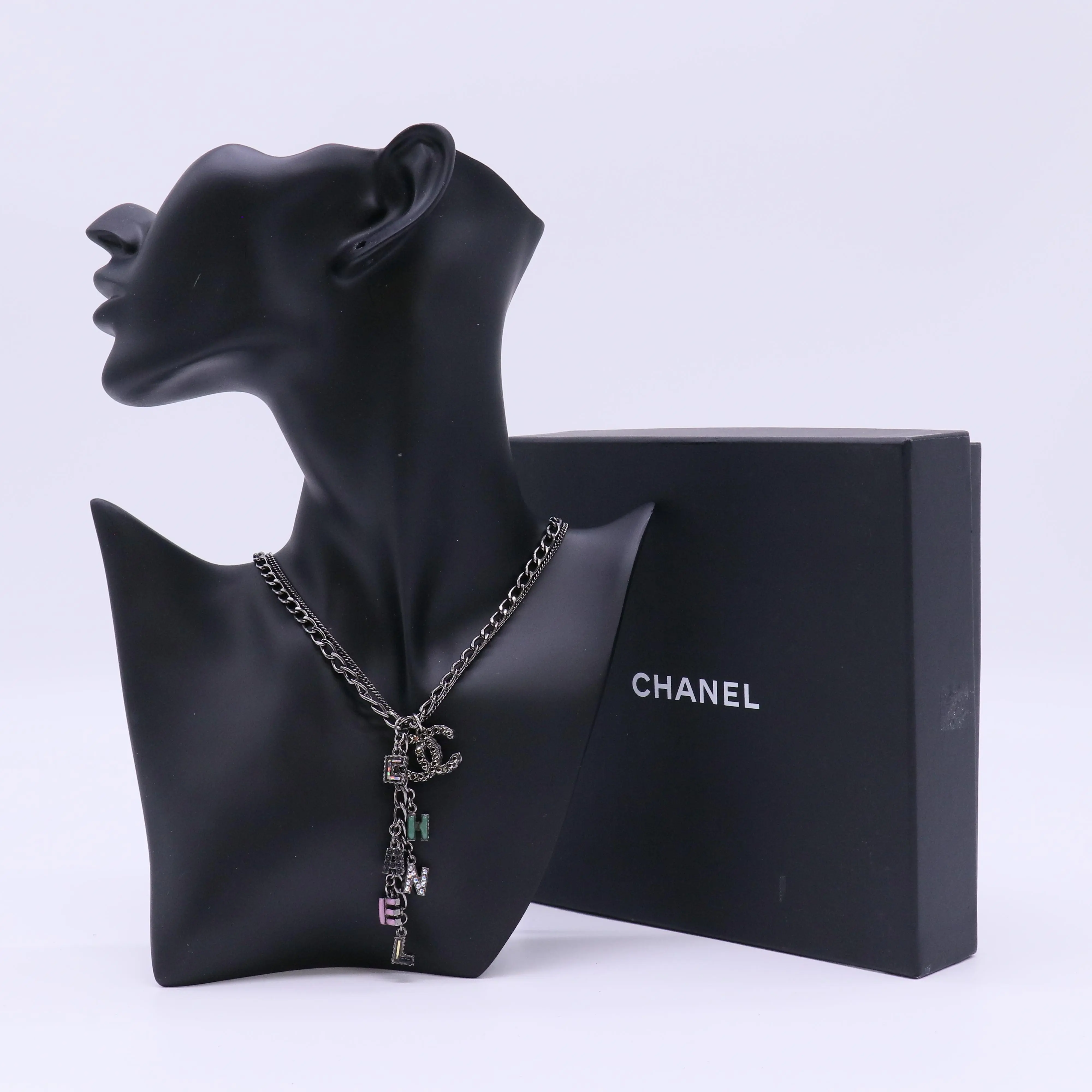 Pre-owned Chanel Letters necklace W22115