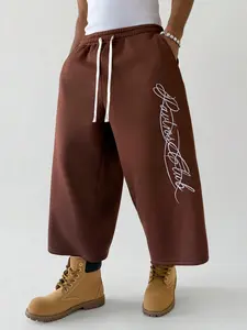 Vintage Brown Wide Leg Drawstring Sweatpants for Men, Cursive Signature Print Elastic Waist Baggy Cropped Joggers, Streetwear Hip Hop Y2K Casual Pants for Daily Street Skate Workout Fall Outfit