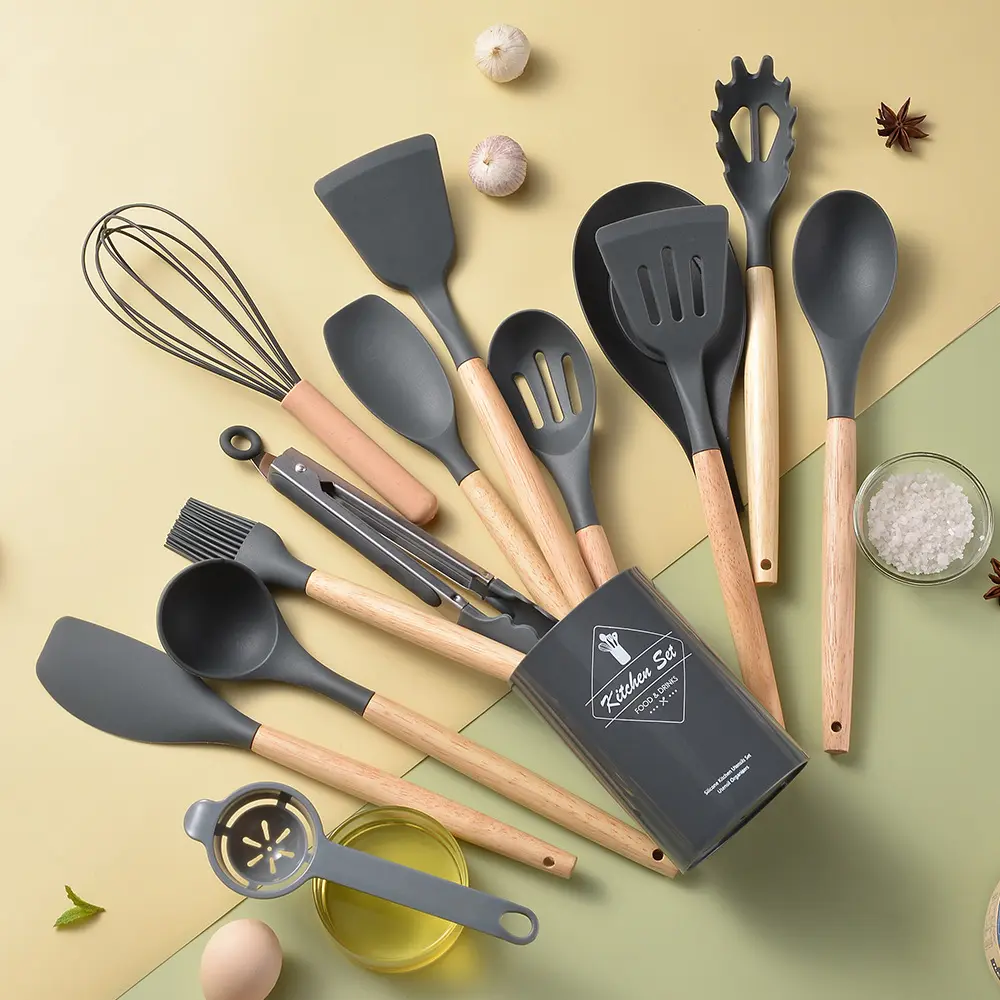 Silicone Kitchenware With Wooden Handle /  Utensilios de cocina de silicona con mango de madera