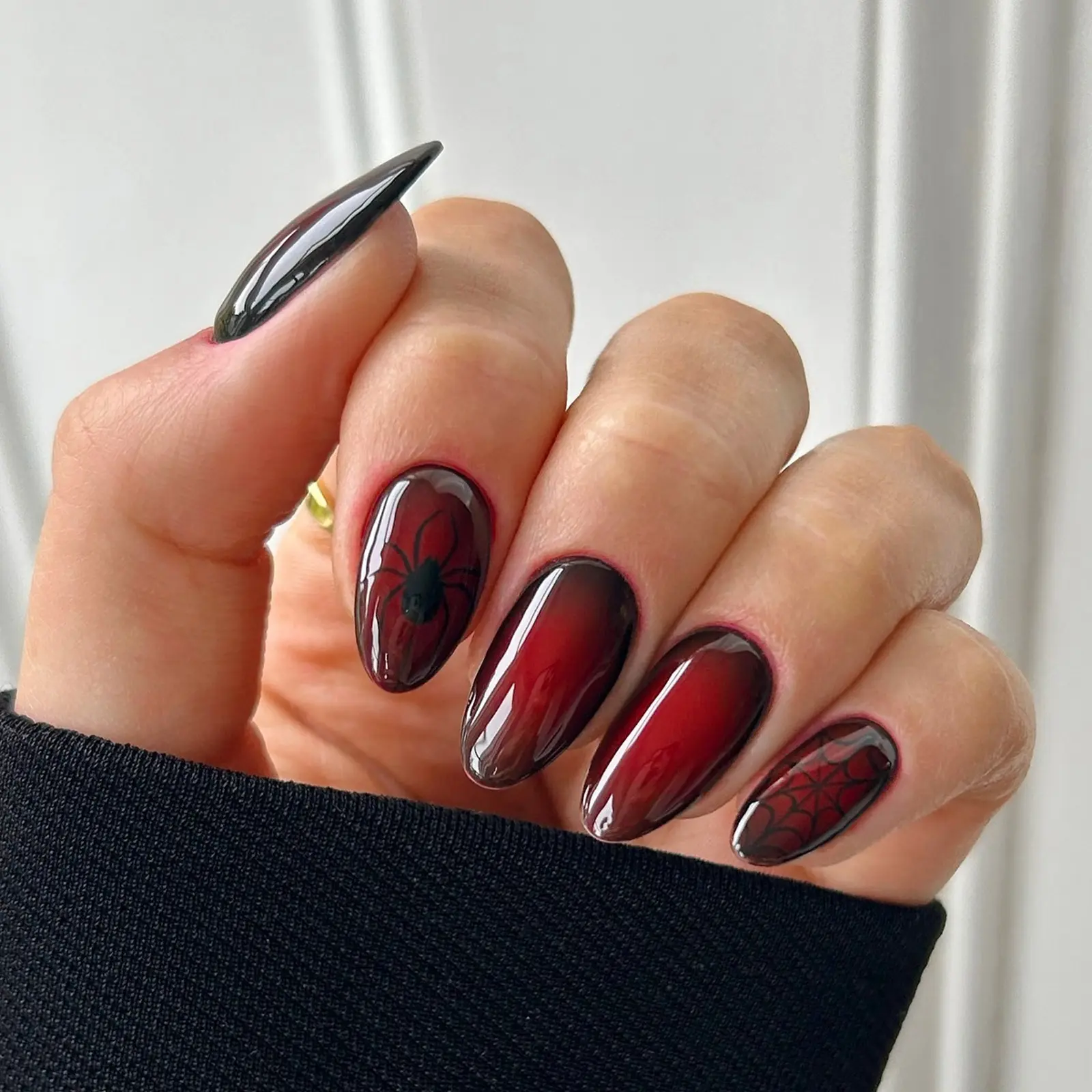 Halloween Press-On Nails, Medium Short Spider Design, Includes Jelly Glue and Scrub Strip, Perfect for Halloween and Daily Wear, Almond Fake Nails, Glossy False Nails, Fake Nails