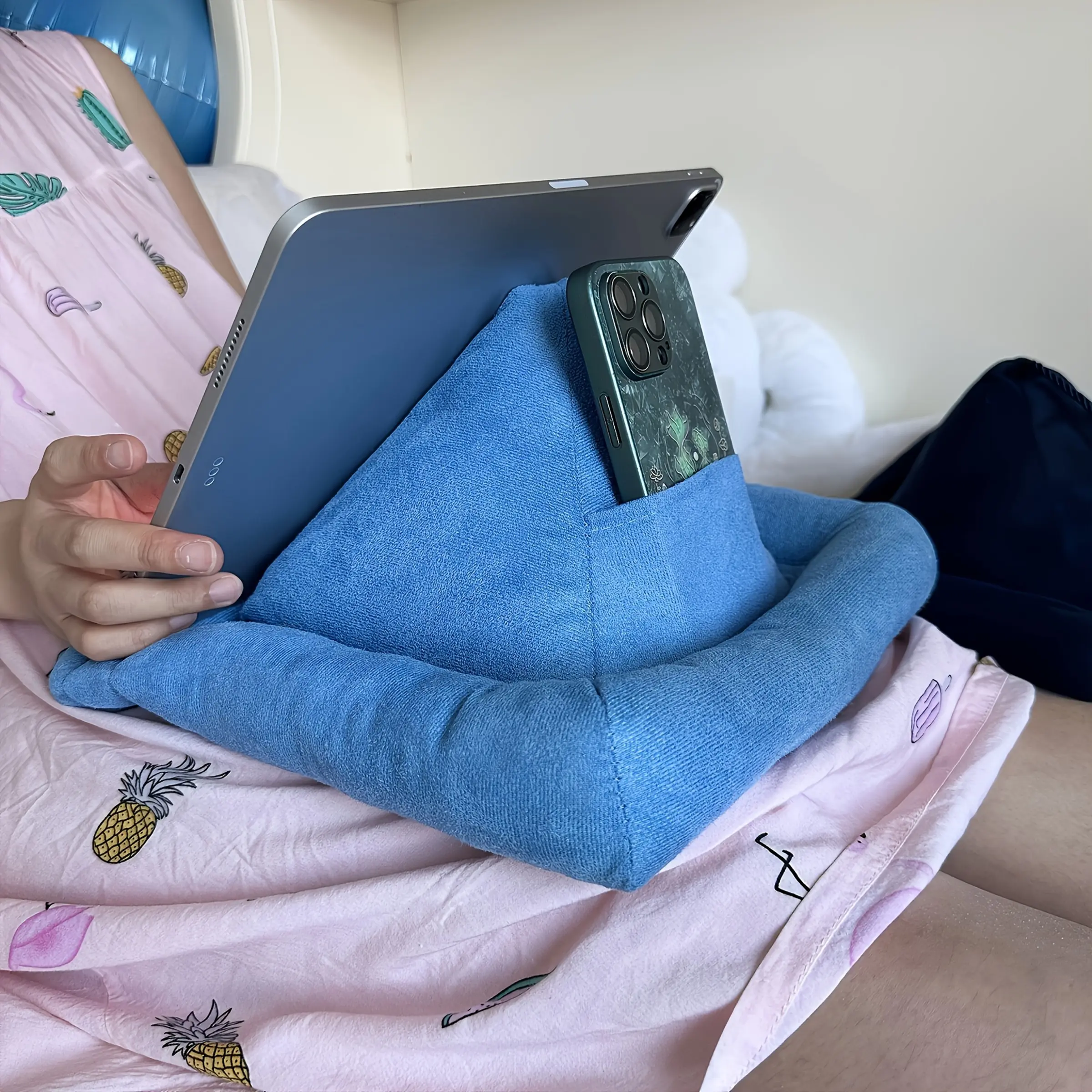 Pyramid reading aid pillow with tassel bookmark design, pyramid reading pillow, suitable for reading on the bed, sofa, floor, compatible with e-readers and tablet computers