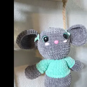 hand crocheted mouse with curly tail