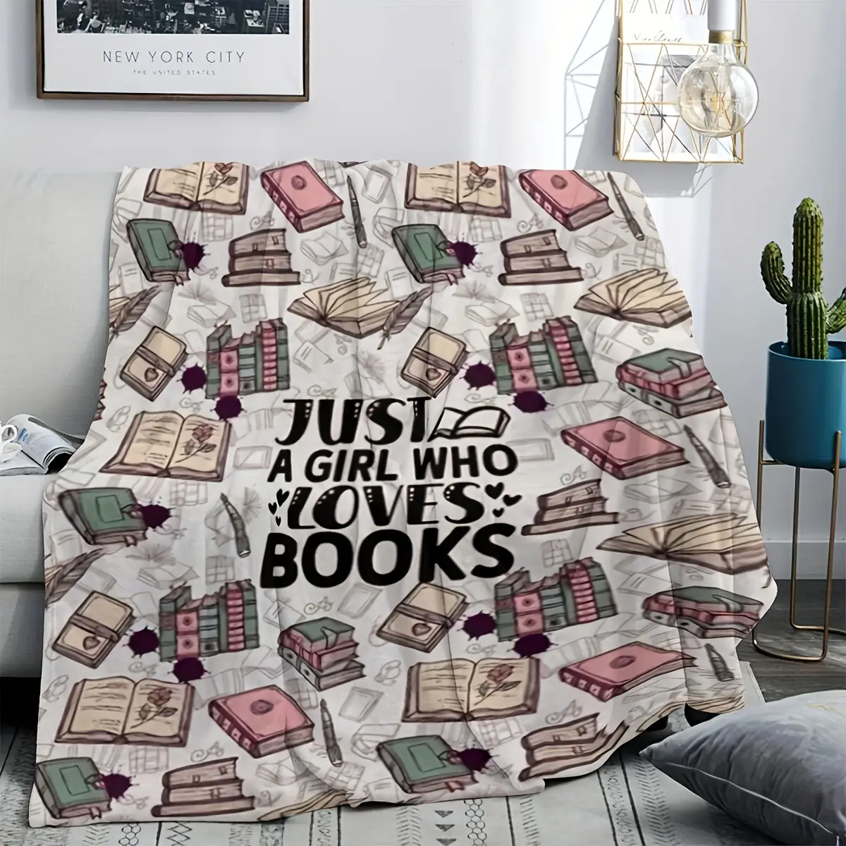 Flannel Throw Blanket, Soft Throw Blanket, Resistant Polyester, Cozy All-Season Use, Machine Washable, Whimsical "Who Loves Books" Print, Ideal for Reading Nook, Book Lover Gift, Flannel Throw Blankets