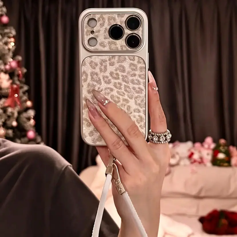 Luxury Glitter Leopard Print Non-Woven TPU Lens Protection Phone Case with Fashion Wristband Strap, Creative Chic Back Cover for iPhone 17 Pro Max, 16 Pro, 15, 14 Mobile Phone Accessories