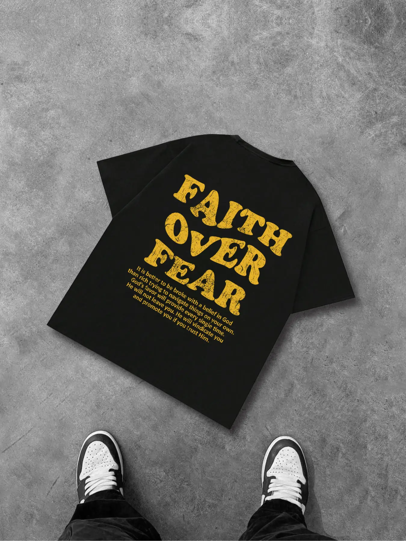 Men's letter-print short-sleeved T-shirt, regular fit, casual and stylish crew neck, suitable for summer, a men's everyday top.