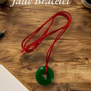 Hilo rojo con piedra natural de jade