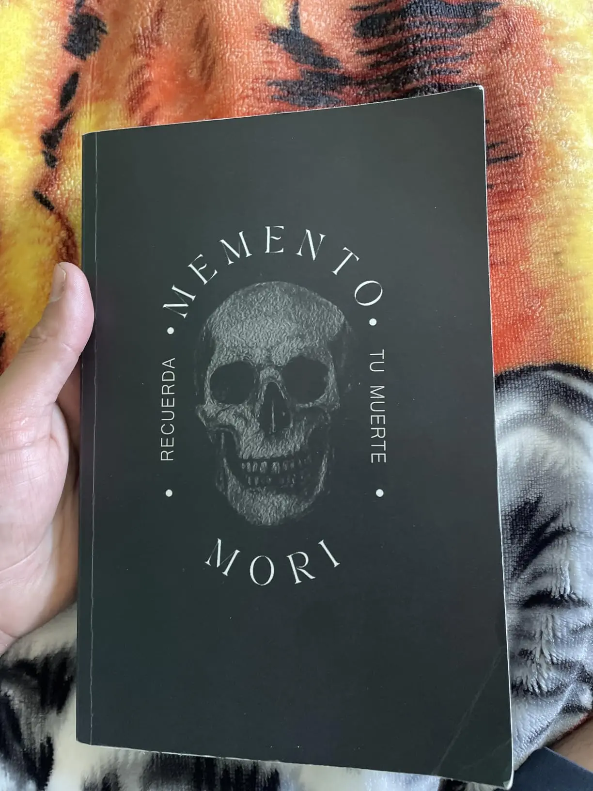 Memento Mori: Recuerda tu Muerte (Instantes Eternos - Colección Tempus) Spanish Edition 287-Page Softcover Book, Humanities & Social Sciences Career & Self-Help Guide for Adults, Anxiety Companion & Noise Pause Resource