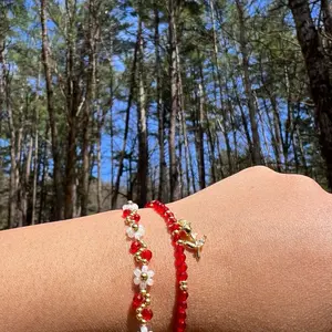 Red and White Daisy Set with Rose Charm - Elegant Beaded Bracelet for Women