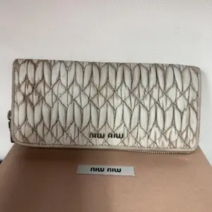 Pre-owned miu miu As Shown Mini Bags Beige Matelassé Leather Zip Around Wallet mi8919dn