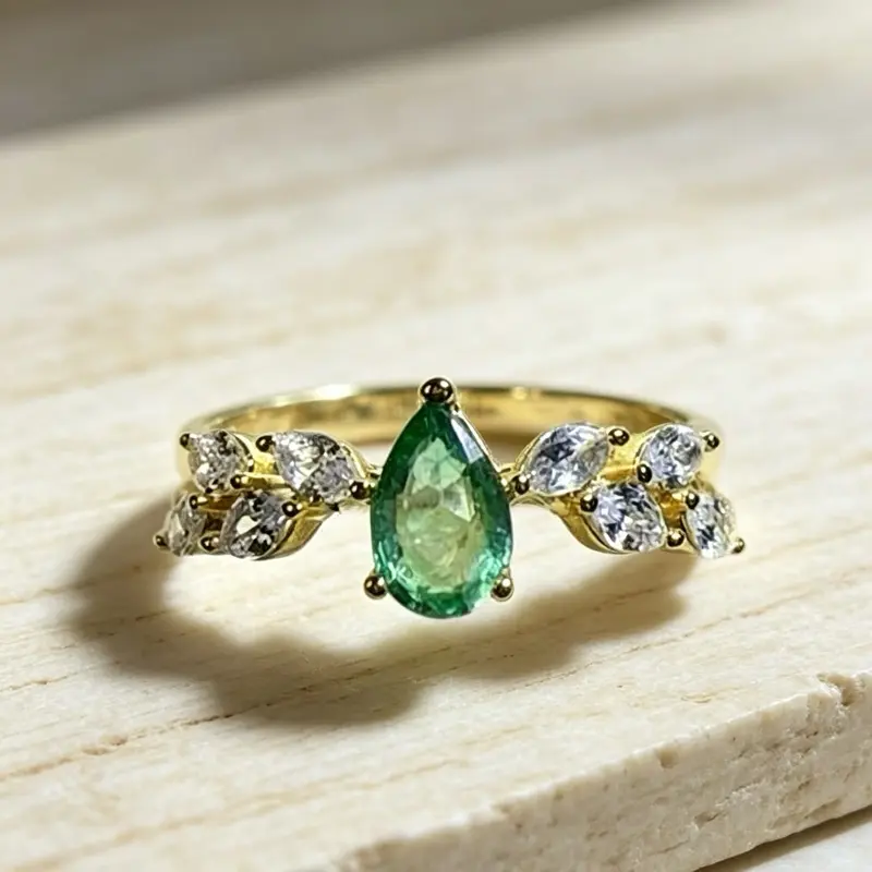 <PingEast jewelry > Emerald ring306--925 sterling silver ring featuring a 4×6mm teardrop-shaped natural Colombian emerald with a leaf-designed band