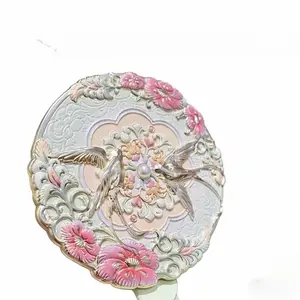 Yunque carries a girl with ancient style and holds a high-value makeup mirror