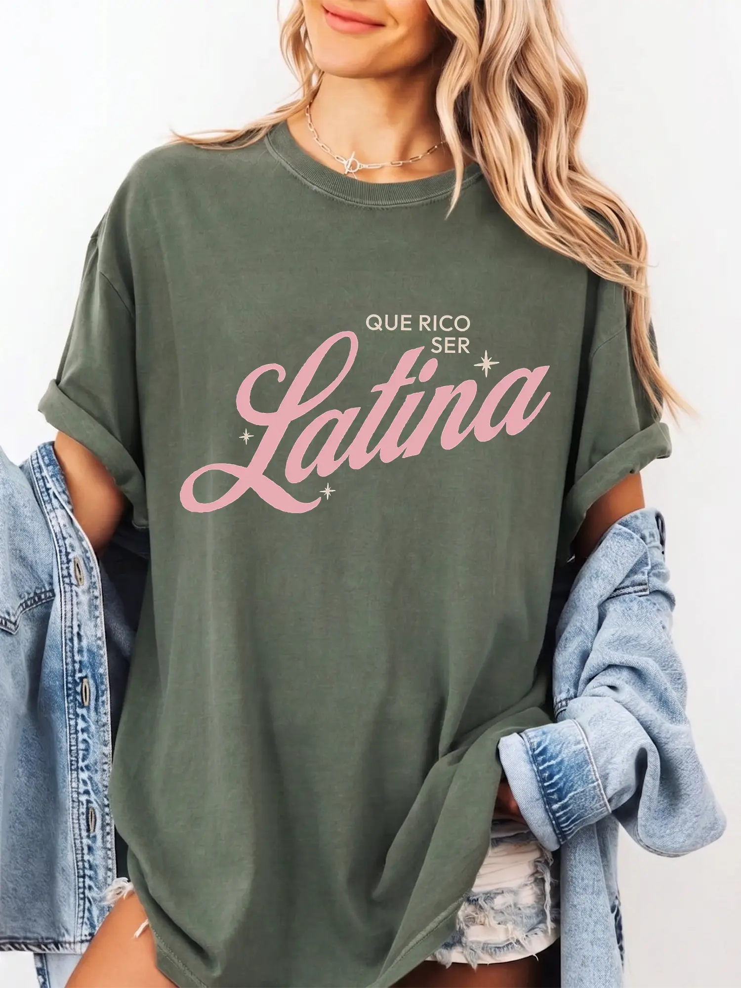 Que Rico Ser Latina Tee T-Shirt For Women Latina Core Casual Streetwear Vintage Aesthetic Oversized Fit Graphic Print Latina Pride Apparel Latina-Owned Brand Coquette Pink Lettering Shirt
