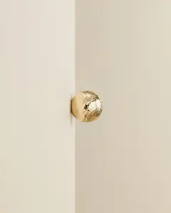 KENSINGTON HAMMRED SPHERE KNOB IN POLISHED BRASS