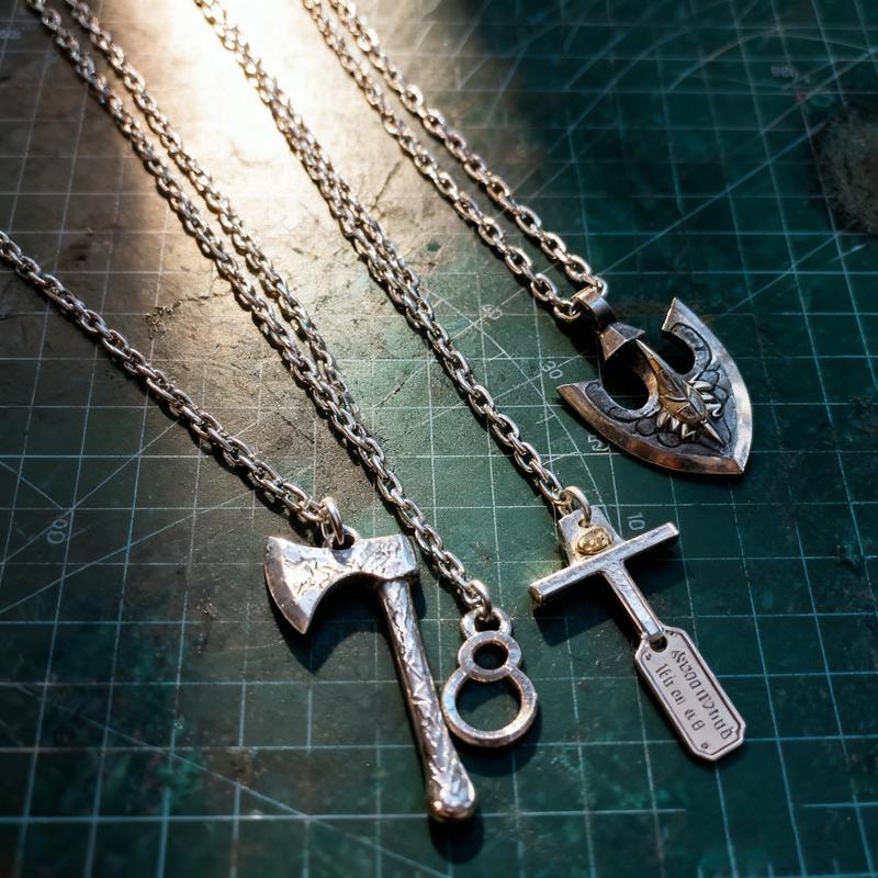 Anime merchandise: JoJo's Bizarre Adventure Golden Arrow necklace, French vintage style, unique and exquisite.