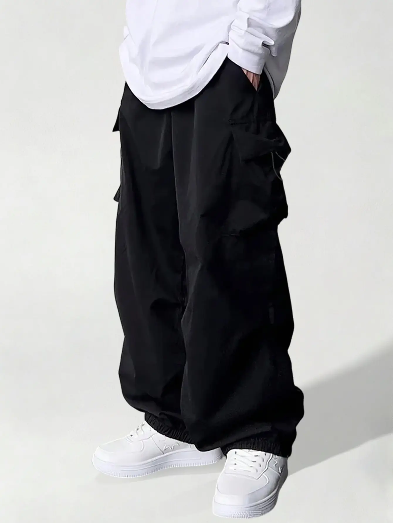 Boys’ and teens’ casual cargo pants—sporty, outdoor, fashionable, trendy, multi-pocket design—suitable for spring and autumn.