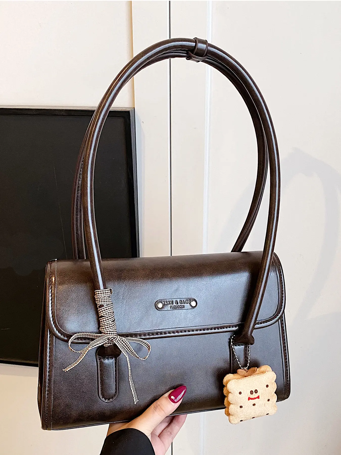 niche design shoulder bag, Trendy commuting bag, retro texture stylish handheld underarm bag, simple solid color shoulder commuter bag, paired with exquisite pendants, suitable for commuting, dating, shopping and other scenarios