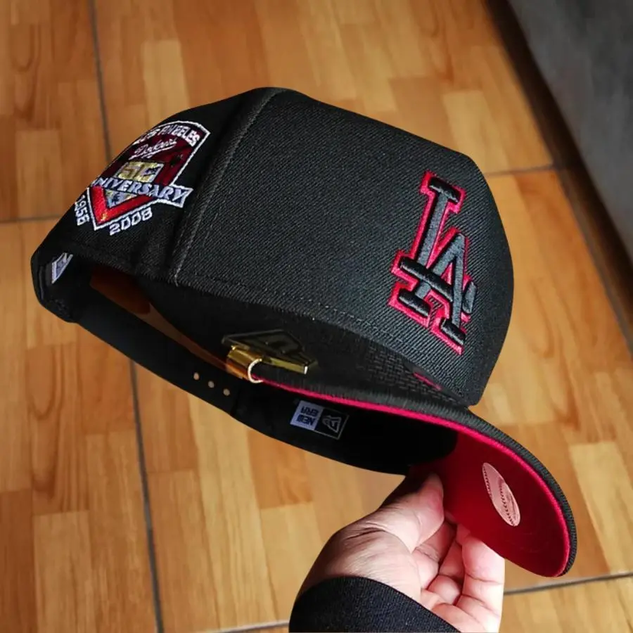 Black New Era Los Angeles Dodgers 9FORTY Curved Brim Baseball Hat, Red Embroidered LA Logo & Red Undervisor, MLB Streetwear Cap, Collector’s Limited Edition 2026 Urban Streetwear Gorra premium, moda urbana para hombres y mujeres