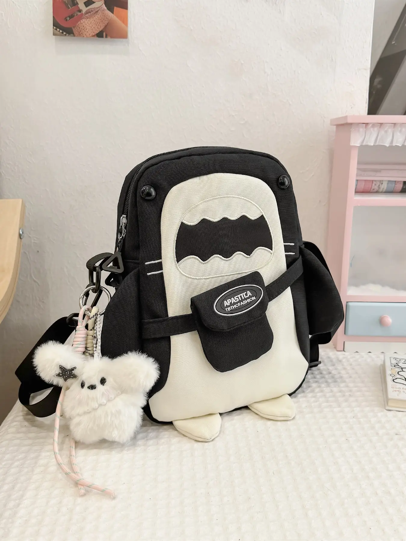 Daily cute shark shaped shoulder bag, fashionable contrasting color casual cartoon crossbody bag, and complimentary pendant, Crossbody Shoulder Purse, Cross Body Bags, Creative Design Bag