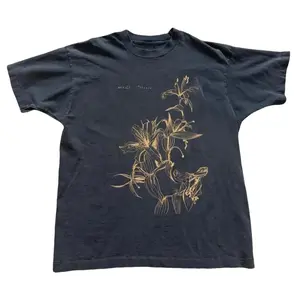 Y2K Gothic Grunge Gold Line Lily Floral T-Shirt Minimal Dark Flower Alt Emo Scene Indie Retro Washed Unisex Streetwear Graphic Tee