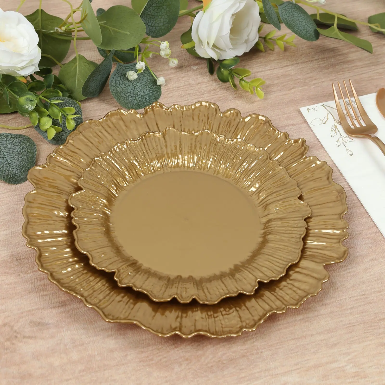 Disposable Dinnerware Set - 20-Pack Fancy Disposable 7in Gold Reef Pattern Plastic Dessert & Appetizer Plates, for Wedding, Anniversary, Baby Shower Parties