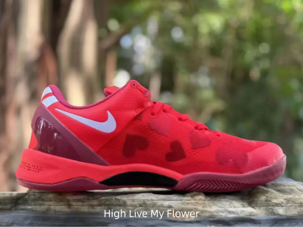 Sweet heart-pattern all-red low-top sneaker with slim streamlined silhouette and textured red outsole. Vibrant warm tone pairs shorts, joggers and casual tees for dates, sports and daily street outings.