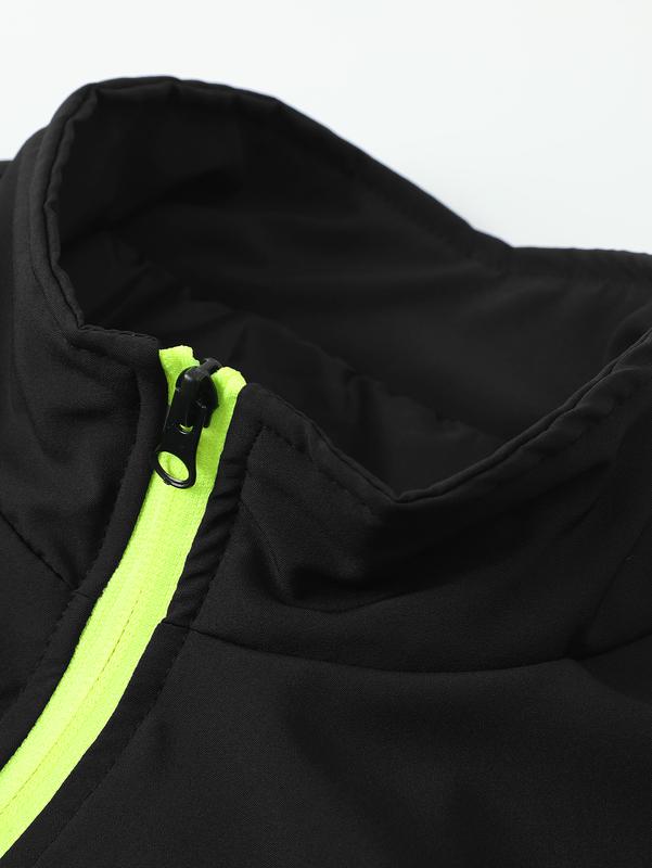 Men’s casual stand-collar jacket paired with athletic pants, breathable and comfortable, featuring an adjustable drawstring waist design, suitable for running, workouts, and everyday wear, ideal for athleisure street-style outfits in spring and summer.