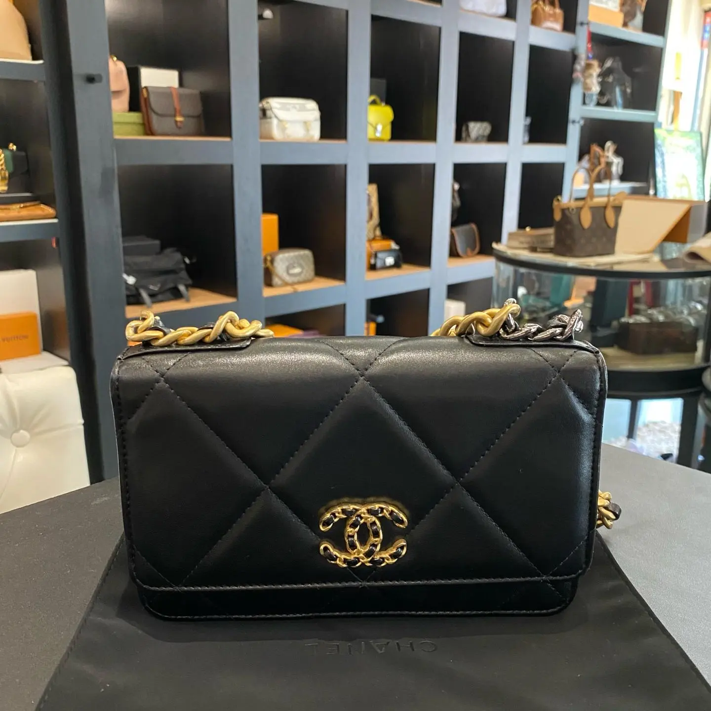 Pre-owned Chanel or above Chanel Chanel 19bag black gold woc chain bag chip style size 19*12*3.5 XH 23009668