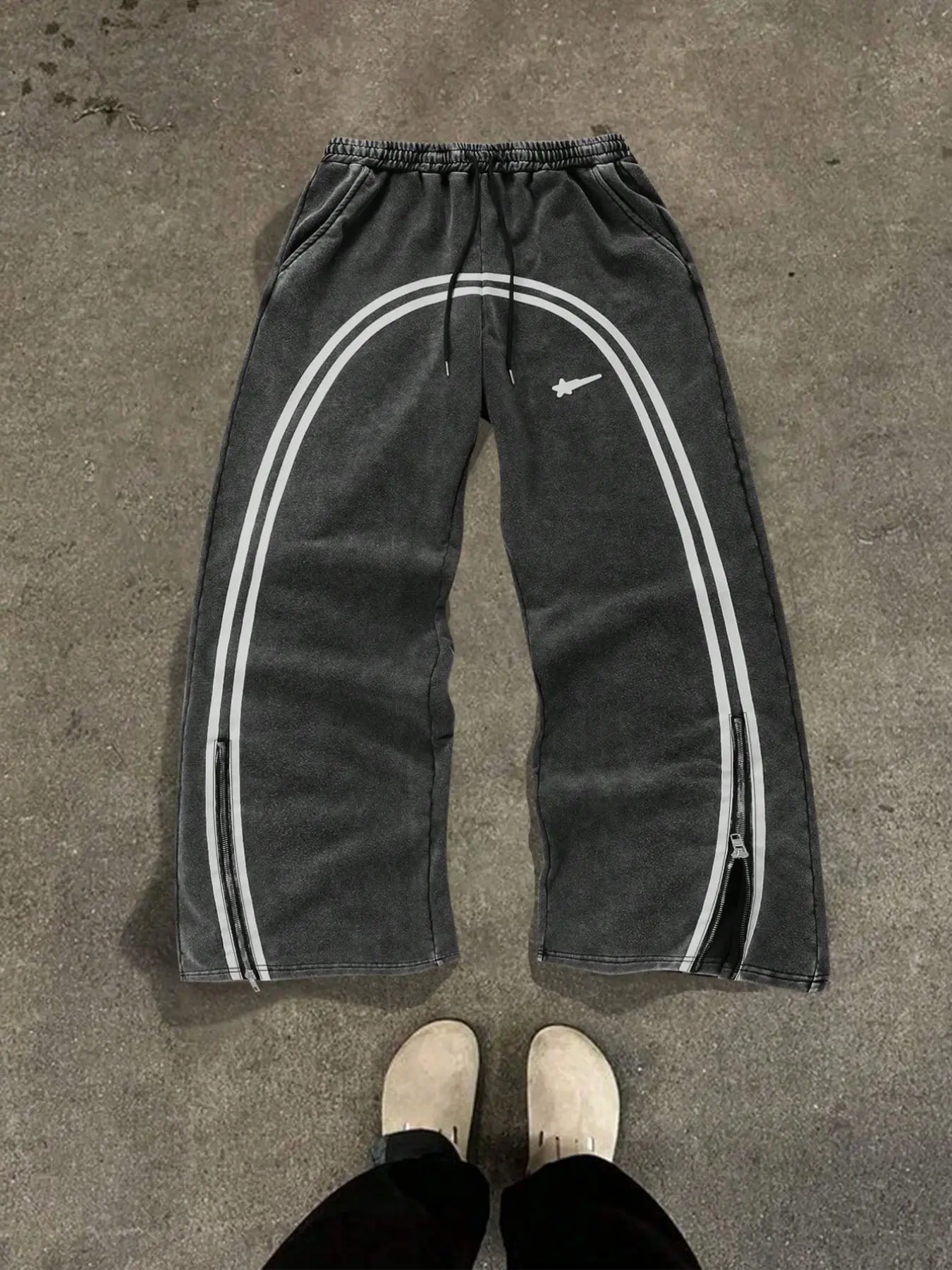 Men's Distressed Elastic Waist Sweatpants with Stripes and Star Print, Casual Loose-Fit Pants for All Seasons, Athleisure Design, Athleisure Style Pants, Comfortable Everyday Wear