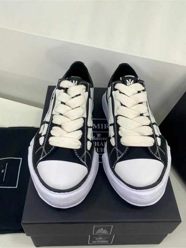 Unisex skate shoes, canvas slip-ons with wrapped soles, stylish low-top sneakers, trendy and comfortable versatile footwear for both men and women, outdoor athletic shoes.