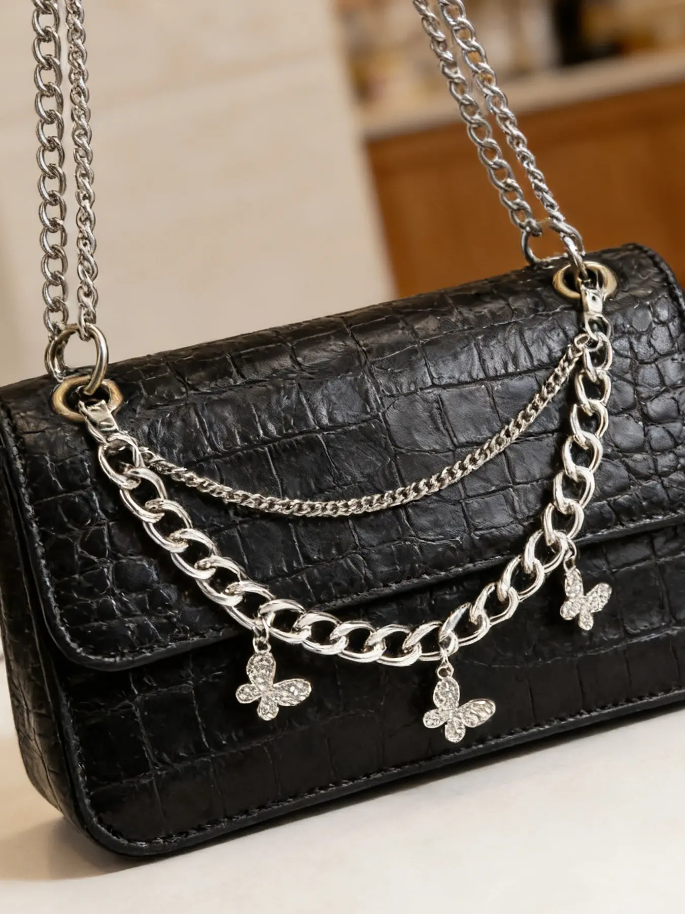 Exquisite style, beautiful texture, chain bag hanging decoration, double-layer chain design, decorated with butterfly elements, lightweight and easy to carry, suitable for parties, dates, and shopping
