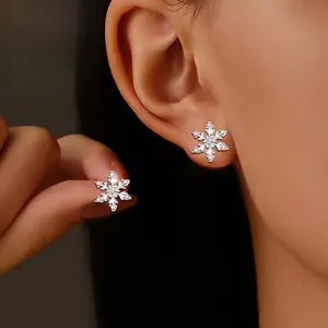1 pair of snowflake earrings, elegant and fashionable winter snowflake design, suitable for theme parties, Christmas, Thanksgiving, or as a gift for women