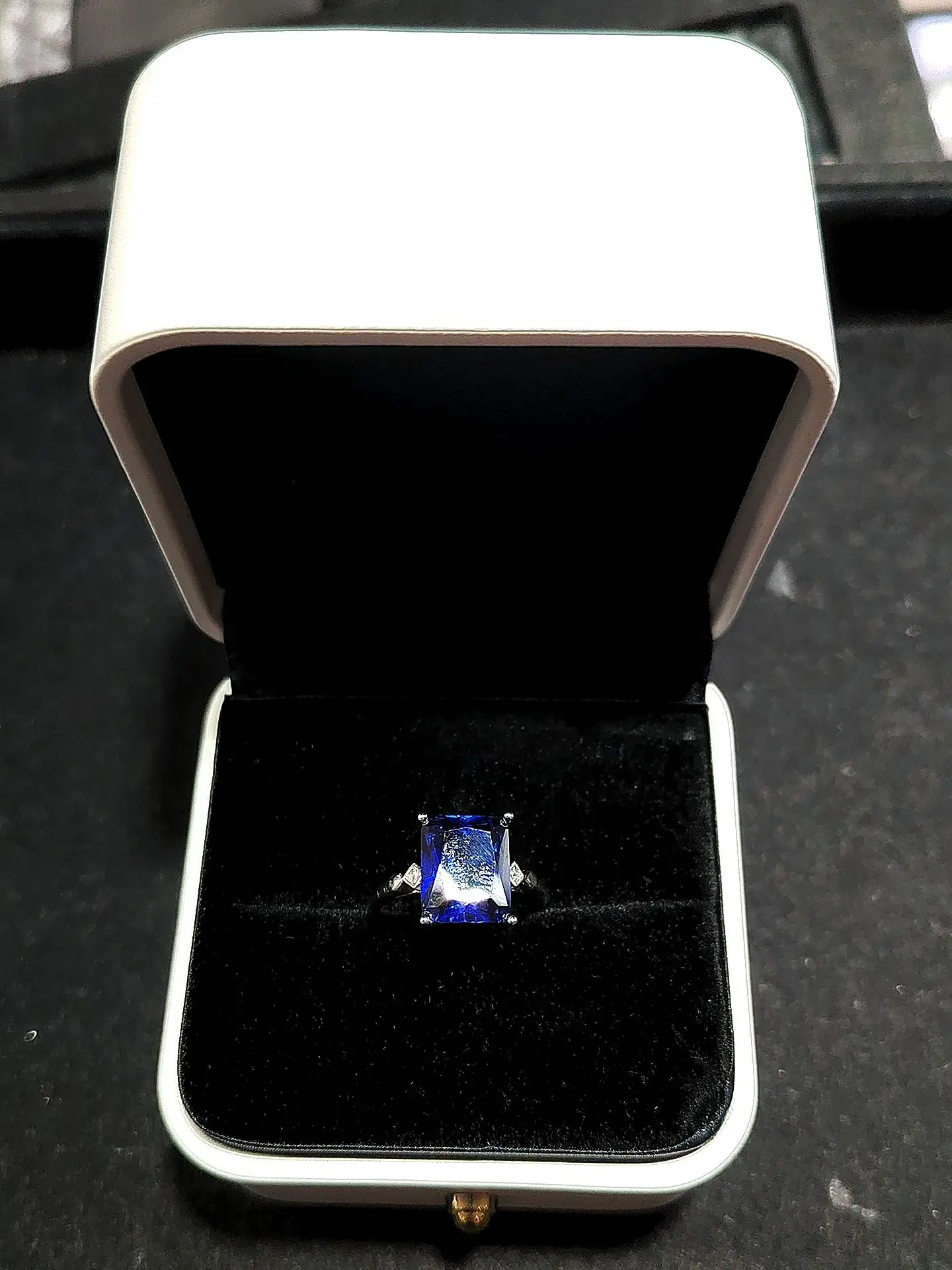 Raya(16150)gc.Synthetic sapphire ring