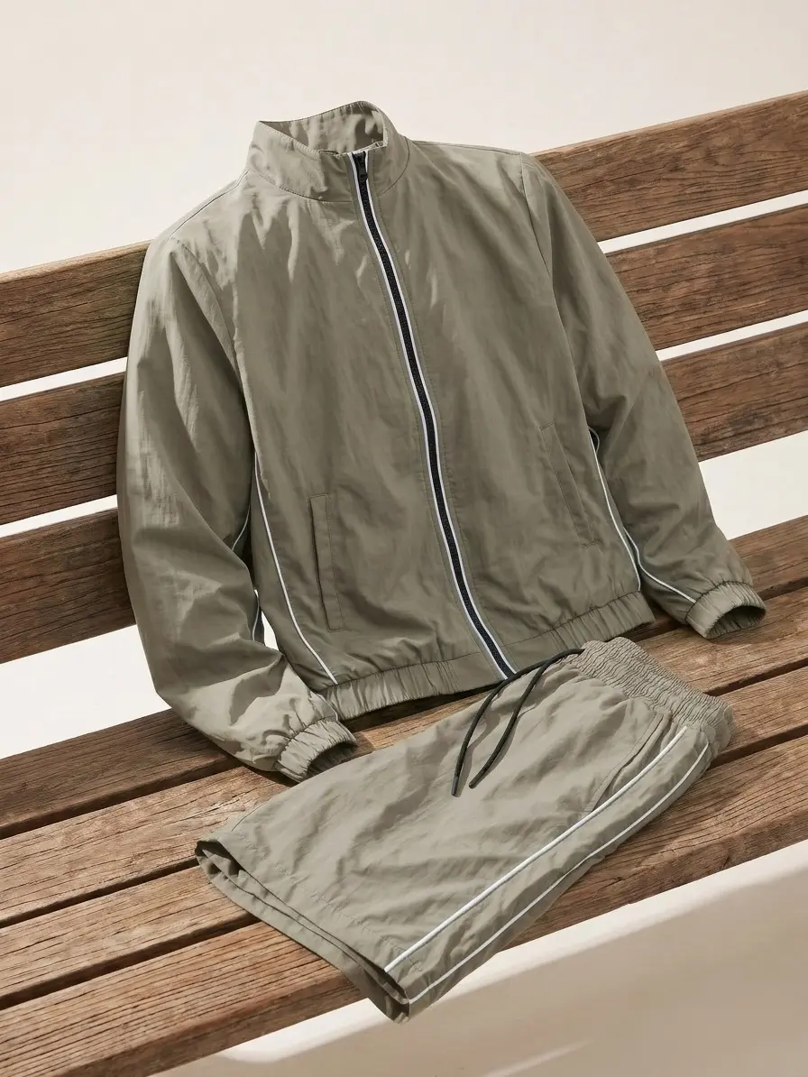 Men’s casual sports set, breathable windproof stand-collar jacket + casual shorts, suitable for fitness, running, hiking, and other outdoor activities, solid color minimalist design, quick-dry fabric, regular fit.