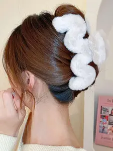 Plush Hair Claw Clip – Soft Solid Color Claw Clip for Women, Cozy Hair Accessory for Fall & Winter, Cute Everyday & Valentine’s Look