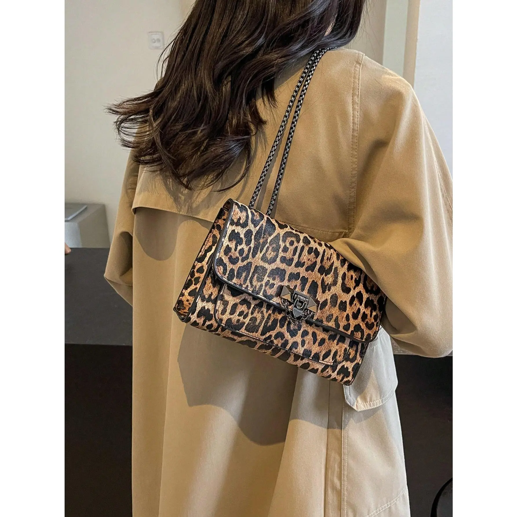 DealsForYouDays A Vintage Fashion Leopard Print Bag, Hardware Lock Closure, Flap Opening, Metal Double Chain