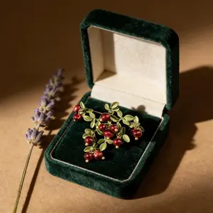 Exquisite berry brooch, unique red cranberry shaped brooch, neutral clothing accessories, elegant and fashionable badges for all seasons, ideal choice for gifts and weddings, holiday style accessories