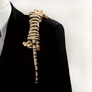 1 Piece Animal Tiger Luxurious Metal Brooch Suit Brooch Shawl Holiday Gift Zinc Alloy Rhinestone Vintage Tiger Brooch Heavy Inlay Full Diamond Brooch Light Luxury Fashion,summervibes