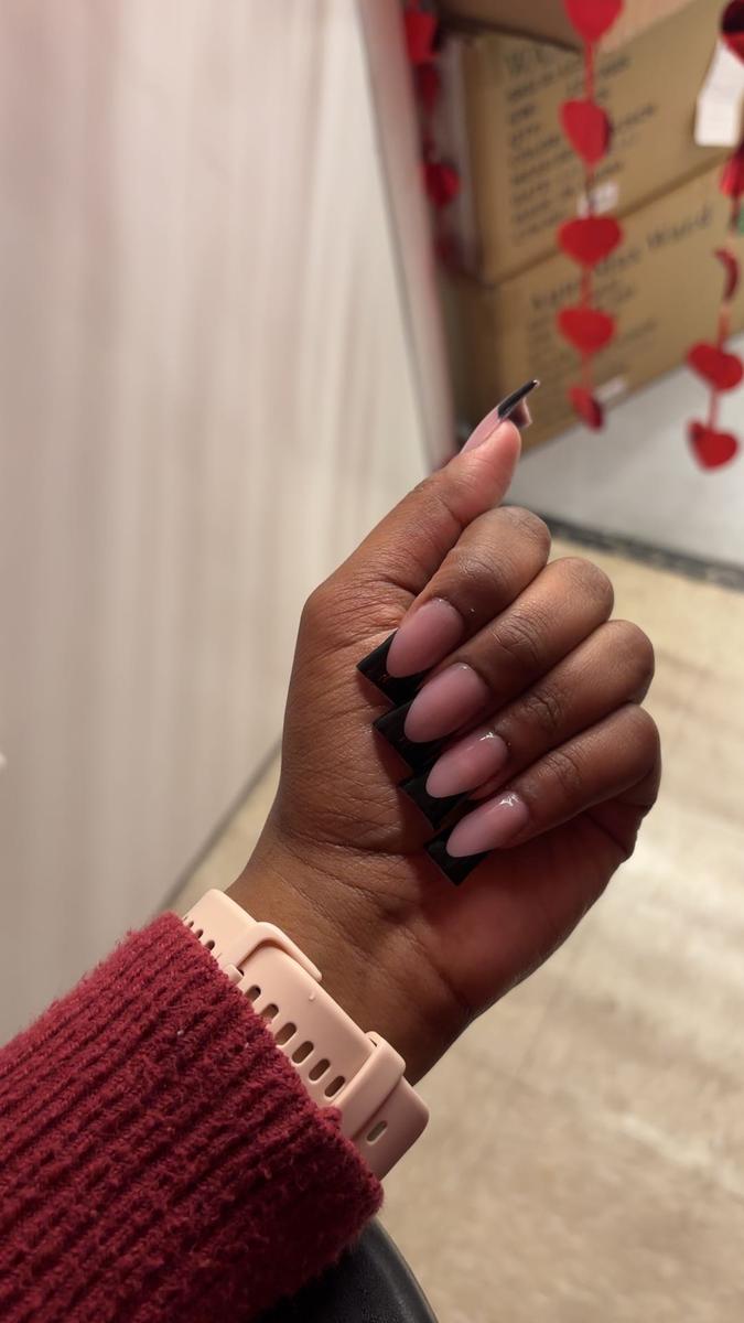 Item: Black French Tip Medium Duck Nail