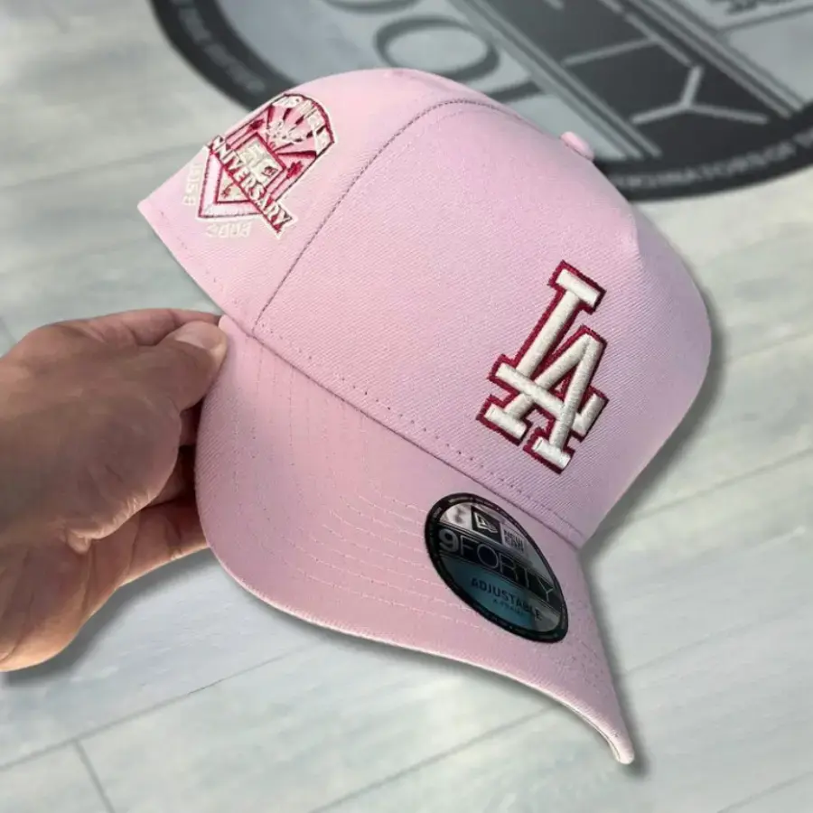 New Era 9FORTY Los Angeles Dodgers Baseball Cap – Pink Curved Brim Hat with Cream LA Logo & Championship Side Patch, MLB Streetwear for Women & Men, Collectors Limited Edition 2026 Urban Streetwear Gorra premium, moda urbana para hombres y mujeres