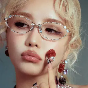 Diamond-embellished blue light-blocking flat glasses, Y2K hot girl personality sunglasses, high-end elegant natural look sunglasses