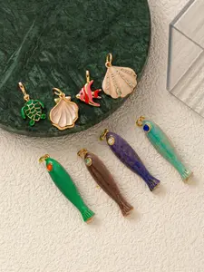 1PC stylish and minimalist bohemian style pendant, colorful, featuring small fish, blue fish, turtles, seashells, and other ocean-themed designs. Plated with 18K gold copper, suitable for DIY fashion accessories such as keychains, bags, and jewelry.